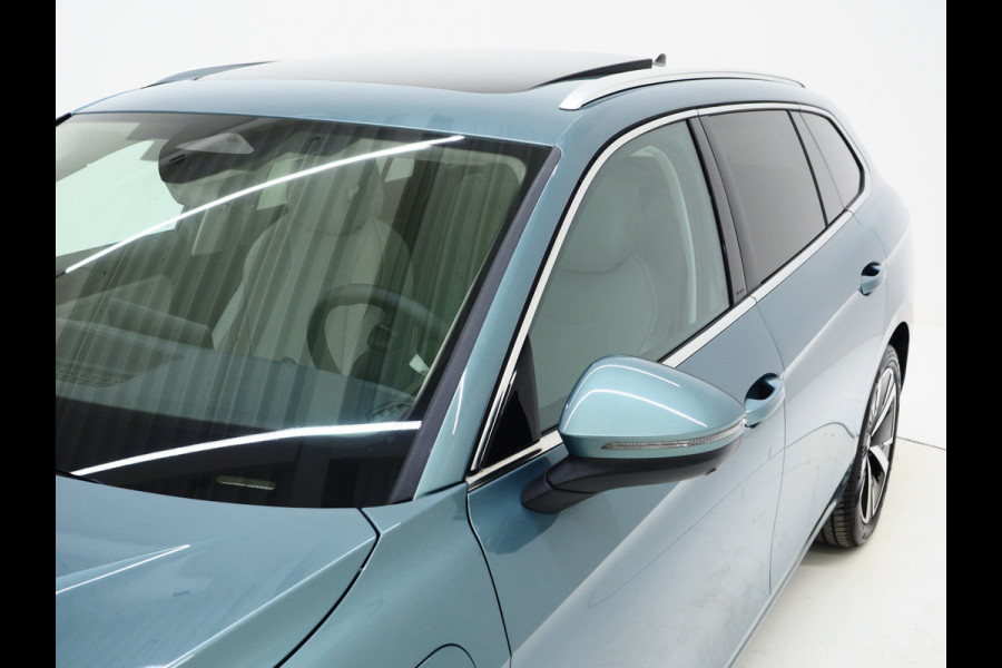 Volkswagen Passat Variant 1.5 eHybrid Elegance | Panoramadak | Leder/Alcantara | Massage | Trekhaak | HUD | Keyless | Sfeerlicht
