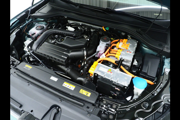 Volkswagen Passat Variant 1.5 eHybrid Elegance | Panoramadak | Leder/Alcantara | Massage | Trekhaak | HUD | Keyless | Sfeerlicht
