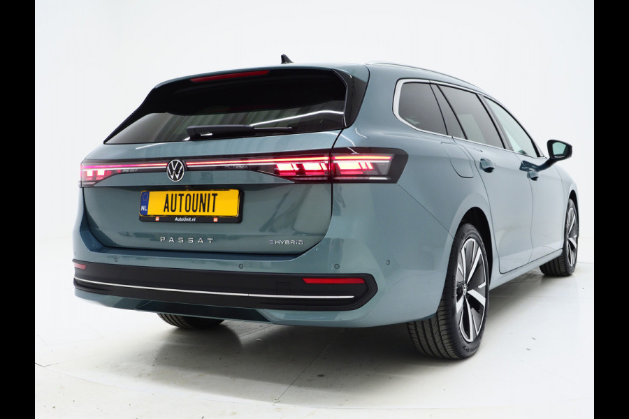 Volkswagen Passat Variant 1.5 eHybrid Elegance | Panoramadak | Leder/Alcantara | Massage | Trekhaak | HUD | Keyless | Sfeerlicht