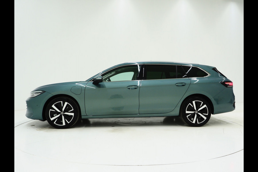 Volkswagen Passat Variant 1.5 eHybrid Elegance | Panoramadak | Leder/Alcantara | Massage | Trekhaak | HUD | Keyless | Sfeerlicht