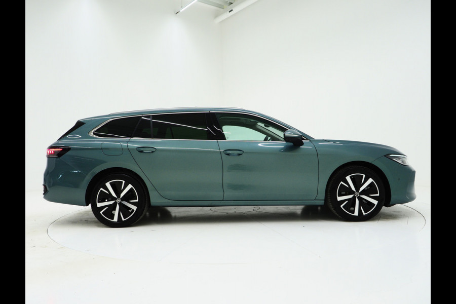 Volkswagen Passat Variant 1.5 eHybrid Elegance | Panoramadak | Leder/Alcantara | Massage | Trekhaak | HUD | Keyless | Sfeerlicht