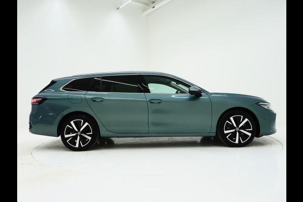 Volkswagen Passat Variant 1.5 eHybrid Elegance | Panoramadak | Leder/Alcantara | Massage | Trekhaak | HUD | Keyless | Sfeerlicht