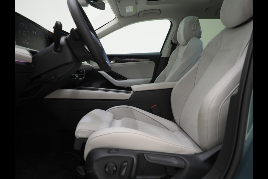 Volkswagen Passat Variant 1.5 eHybrid Elegance | Panoramadak | Leder/Alcantara | Massage | Trekhaak | HUD | Keyless | Sfeerlicht