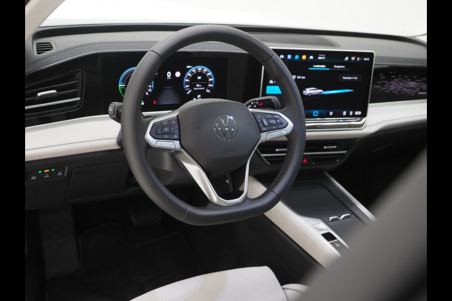 Volkswagen Passat Variant 1.5 eHybrid Elegance | Panoramadak | Leder/Alcantara | Massage | Trekhaak | HUD | Keyless | Sfeerlicht