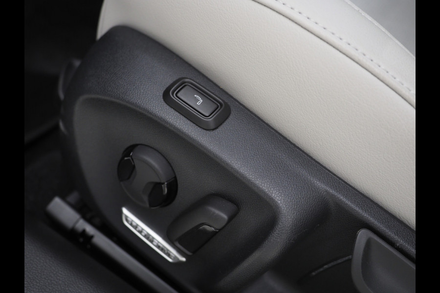 Volkswagen Passat Variant 1.5 eHybrid Elegance | Panoramadak | Leder/Alcantara | Massage | Trekhaak | HUD | Keyless | Sfeerlicht
