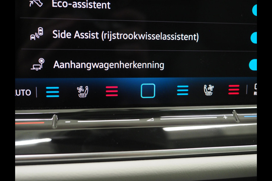 Volkswagen Passat Variant 1.5 eHybrid Elegance | Panoramadak | Leder/Alcantara | Massage | Trekhaak | HUD | Keyless | Sfeerlicht