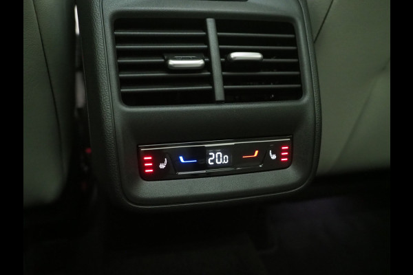 Volkswagen Passat Variant 1.5 eHybrid Elegance | Panoramadak | Leder/Alcantara | Massage | Trekhaak | HUD | Keyless | Sfeerlicht