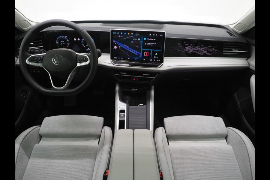 Volkswagen Passat Variant 1.5 eHybrid Elegance | Panoramadak | Leder/Alcantara | Massage | Trekhaak | HUD | Keyless | Sfeerlicht