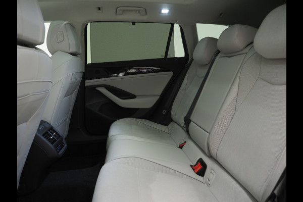 Volkswagen Passat Variant 1.5 eHybrid Elegance | Panoramadak | Leder/Alcantara | Massage | Trekhaak | HUD | Keyless | Sfeerlicht