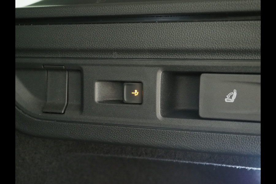 Volkswagen Passat Variant 1.5 eHybrid Elegance | Panoramadak | Leder/Alcantara | Massage | Trekhaak | HUD | Keyless | Sfeerlicht