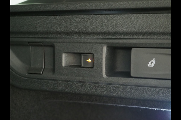 Volkswagen Passat Variant 1.5 eHybrid Elegance | Panoramadak | Leder/Alcantara | Massage | Trekhaak | HUD | Keyless | Sfeerlicht