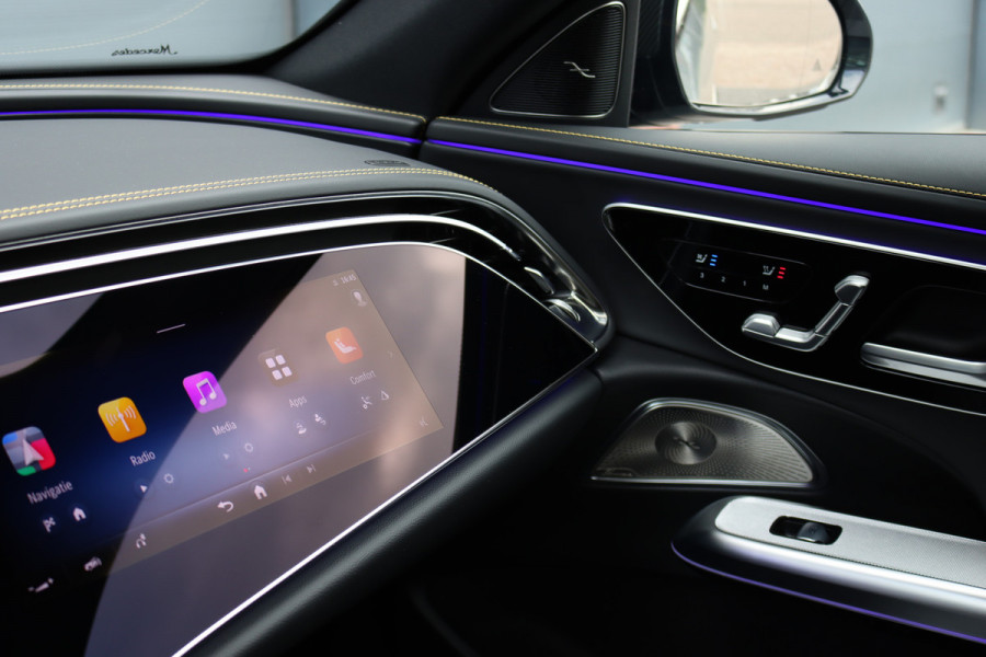 Mercedes-Benz E-Klasse AMG 53 4MATIC+ Edition 1 | 612pk | Hyperscreen | Carbon | Achterasbesturing | Distronic+ | HUD | 3D-Display | Stoelventilatie | Massage | Vlakkenverwarming | Trekhaak |