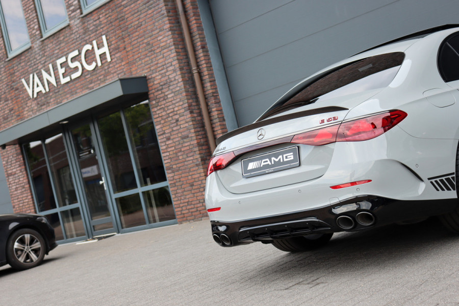 Mercedes-Benz E-Klasse AMG 53 4MATIC+ Edition 1 | 612pk | Hyperscreen | Carbon | Achterasbesturing | Distronic+ | HUD | 3D-Display | Stoelventilatie | Massage | Vlakkenverwarming | Trekhaak |