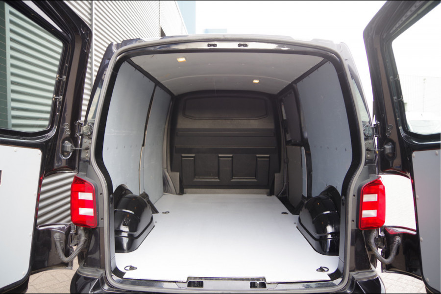 Volkswagen Transporter 2.0 TDI L2 Highline 150PK AUT. TREKHAAK, LED, ADAPT. CRUISE, NAVI, AIRCO, VOORRUIT VERWARMING, PARKEERSENSOREN, NL AUTO, NAP