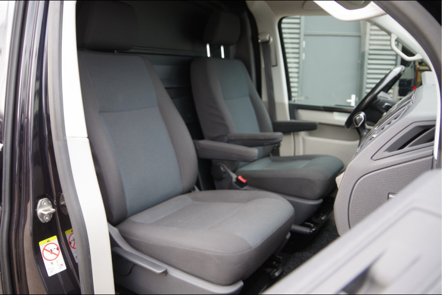 Volkswagen Transporter 2.0 TDI L2 Highline 150PK AUT. TREKHAAK, LED, ADAPT. CRUISE, NAVI, AIRCO, VOORRUIT VERWARMING, PARKEERSENSOREN, NL AUTO, NAP