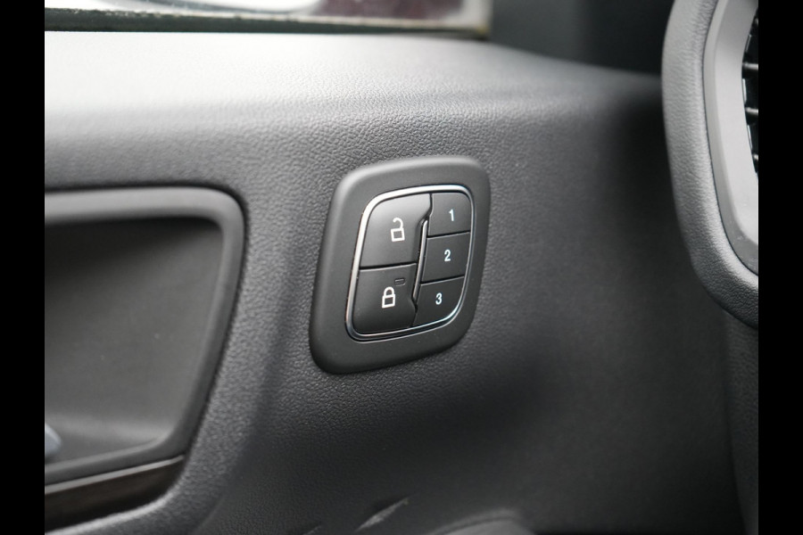 Ford Kuga 2.5 Vignale PHEV 225pk Dealer O.H. | Trekhaak Af Fabriek | Panodak | Adaptive Cruise | Head Up | Bang & Olufsen | 360 Camera | Lederen Comfortzetels Memory & Verwarmd | Keyless | Stuur Verwarmd | Blis | 20"L.M | Navigatie | Plug In Hybrid |