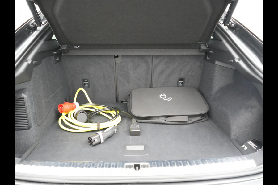 Audi Q3 Sportback 45 TFSI e 2x S Line PHEV 245pk Dealer O.H. | Trekhaak Af Fabriek | Adaptive Cruise | Matrix LED | Camera | Sonos Audio | Alcantara Sportstoelen Verwarmd | Blis | Navigatie | DAB | 20"L.M | Plug In Hybrid |