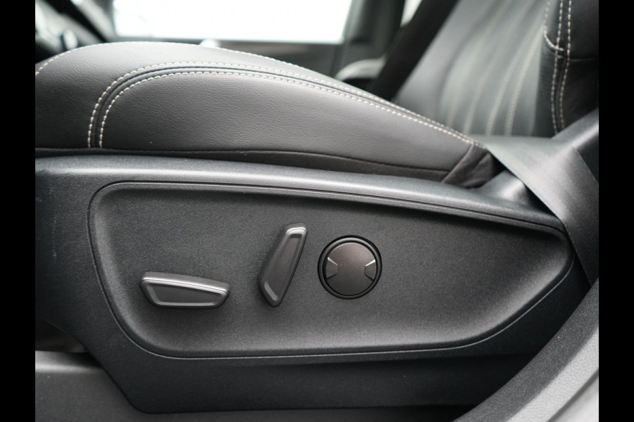 Ford Kuga 2.5 Vignale PHEV 225pk Dealer O.H. | Panodak | Adaptive Cruise | 360 Camera | Bang & Olufsen | Lederen Comfortzetels Memory & Verwarmd | Stuur Verwarmd | Keyless | Blis | Apple Carplay | Navigatie | DAB | Plug In Hybrid |