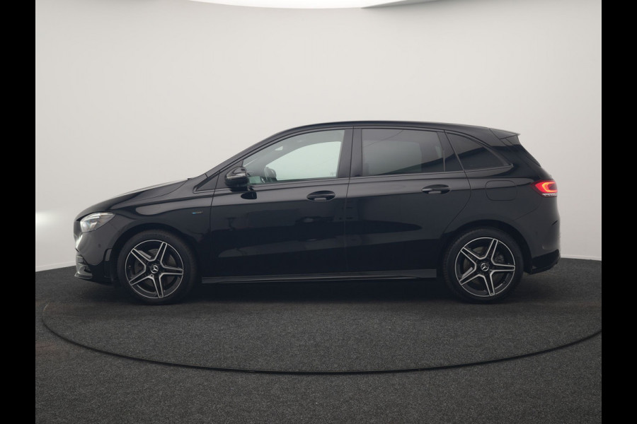 Mercedes-Benz B-Klasse 250 e Business Solution AMG Limited PHEV 218pk Dealer O.H. | Burmester Audio | Alcantara Sportstoelen Verwarmd | Camera | Sfeerverlichting | Apple Carplay | Widescreen Navigatie | DAB | Plug In Hybrid |
