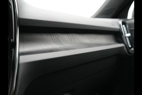 Volvo XC40 Ultimate Recharge Pure 70 kWh 231pk Dealer O.H. | Trekhaak Af Fabriek | Panodak | Adaptive Cruise | 360 Camera | Harman / Kardon | Alcantara Sportstoelen Memory & Verwarmd | Keyless | Blis | Apple Carplay | Google Assistent | DAB |