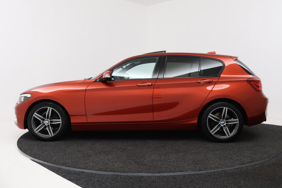 BMW 1-serie 118i Executive Automaat (GROOT-NAVIGATIE, LED, PANORAMADAK, CAMERA, SPORTSTOELEN, GROOTLICHT ASSIST, PDC)