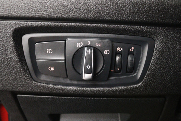 BMW 1-serie 118i Executive Automaat (GROOT-NAVIGATIE, LED, PANORAMADAK, CAMERA, SPORTSTOELEN, GROOTLICHT ASSIST, PDC)