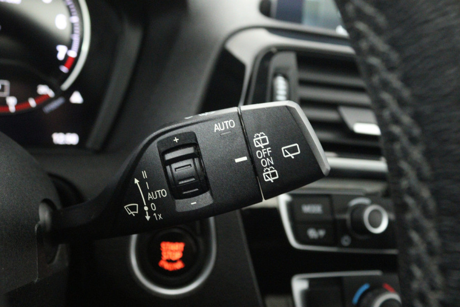 BMW 1-serie 118i Executive Automaat (GROOT-NAVIGATIE, LED, PANORAMADAK, CAMERA, SPORTSTOELEN, GROOTLICHT ASSIST, PDC)