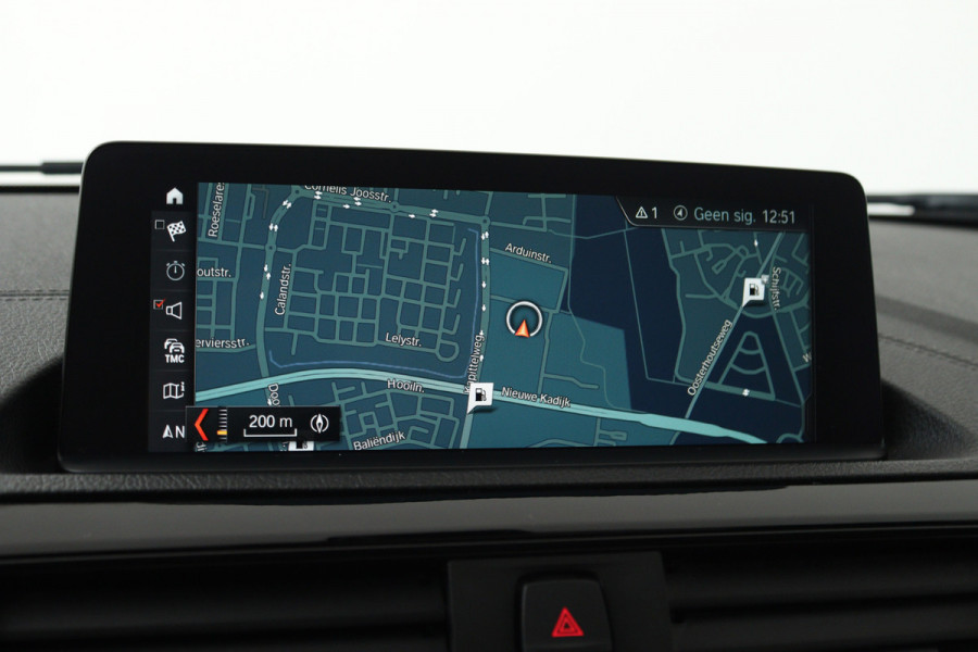 BMW 1-serie 118i Executive Automaat (GROOT-NAVIGATIE, LED, PANORAMADAK, CAMERA, SPORTSTOELEN, GROOTLICHT ASSIST, PDC)