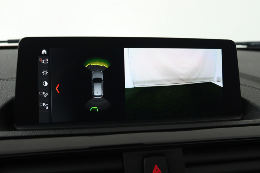BMW 1-serie 118i Executive Automaat (GROOT-NAVIGATIE, LED, PANORAMADAK, CAMERA, SPORTSTOELEN, GROOTLICHT ASSIST, PDC)