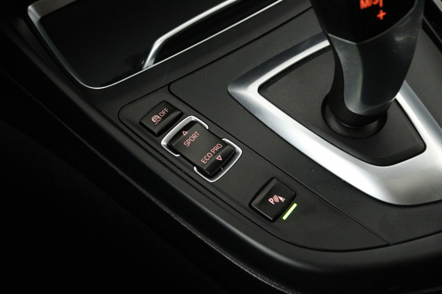 BMW 1-serie 118i Executive Automaat (GROOT-NAVIGATIE, LED, PANORAMADAK, CAMERA, SPORTSTOELEN, GROOTLICHT ASSIST, PDC)