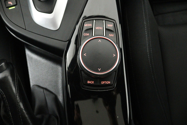BMW 1-serie 118i Executive Automaat (GROOT-NAVIGATIE, LED, PANORAMADAK, CAMERA, SPORTSTOELEN, GROOTLICHT ASSIST, PDC)