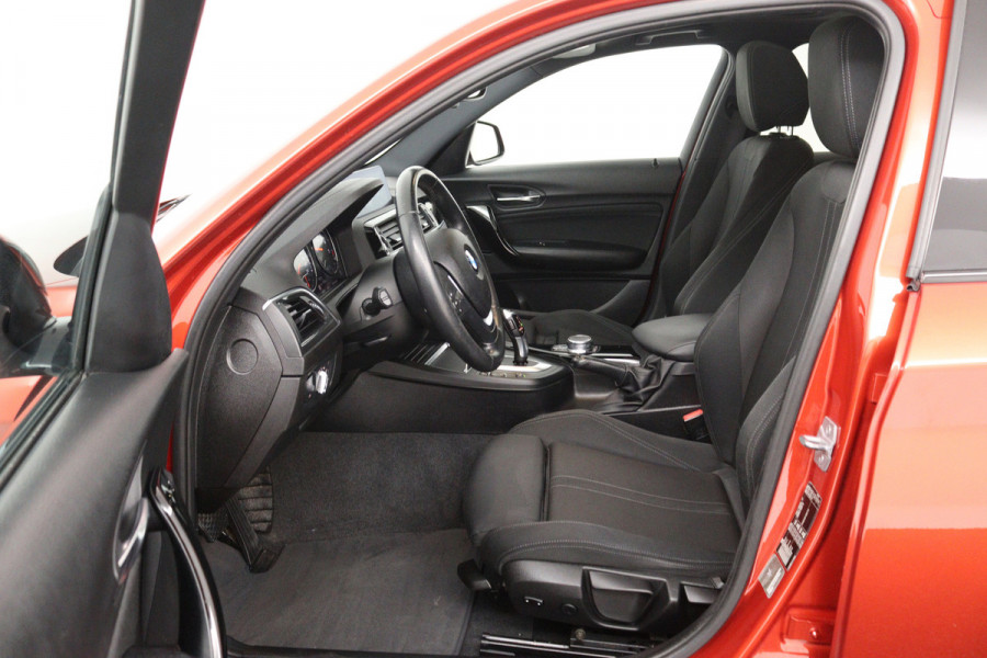 BMW 1-serie 118i Executive Automaat (GROOT-NAVIGATIE, LED, PANORAMADAK, CAMERA, SPORTSTOELEN, GROOTLICHT ASSIST, PDC)