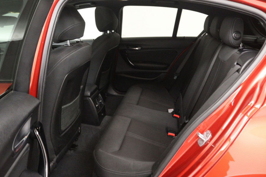 BMW 1-serie 118i Executive Automaat (GROOT-NAVIGATIE, LED, PANORAMADAK, CAMERA, SPORTSTOELEN, GROOTLICHT ASSIST, PDC)