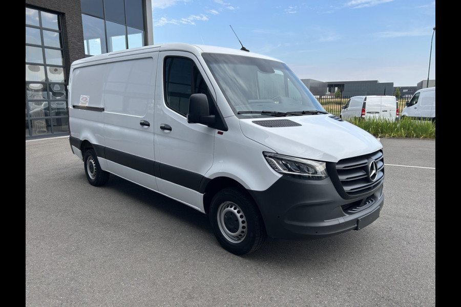 Mercedes-Benz Sprinter 317 CDI L2 H1 LED / 360 Camera / Distronic / MBUX / Navigatiesysteem / Parkeersensoren / Airco / 270 Graden achterdeuren