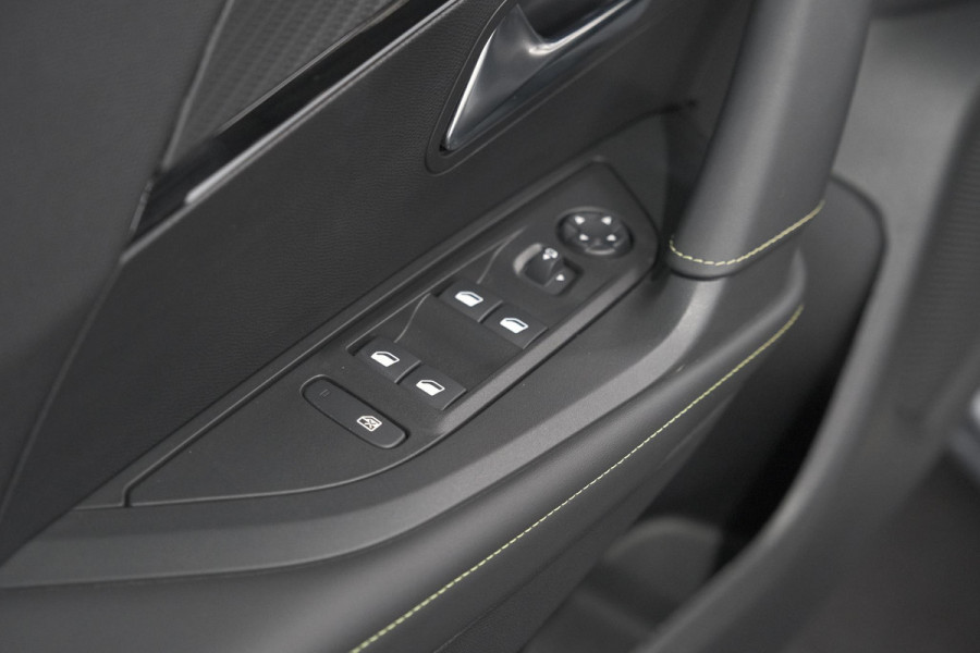 Peugeot e-2008 EV GT 50 kWh | 3 Fase | 360 Camera | Adaptieve Cruise Control | Dodehoekdetectie | SOH=100%