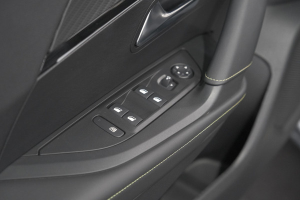 Peugeot e-2008 EV GT 50 kWh | 3 Fase | 360 Camera | Adaptieve Cruise Control | Dodehoekdetectie | SOH=100%