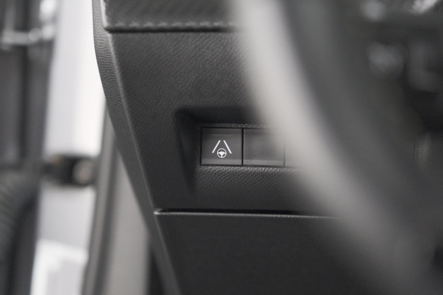 Peugeot e-2008 EV GT 50 kWh | 3 Fase | 360 Camera | Adaptieve Cruise Control | Dodehoekdetectie | SOH=100%