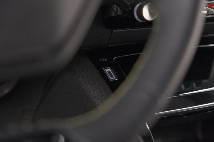 Peugeot e-2008 EV GT 50 kWh | 3 Fase | 360 Camera | Adaptieve Cruise Control | Dodehoekdetectie | SOH=100%
