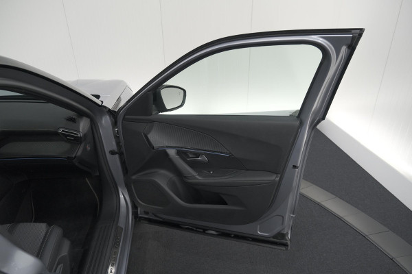 Peugeot e-2008 EV GT 50 kWh | 3 Fase | 360 Camera | Adaptieve Cruise Control | Dodehoekdetectie | SOH=100%
