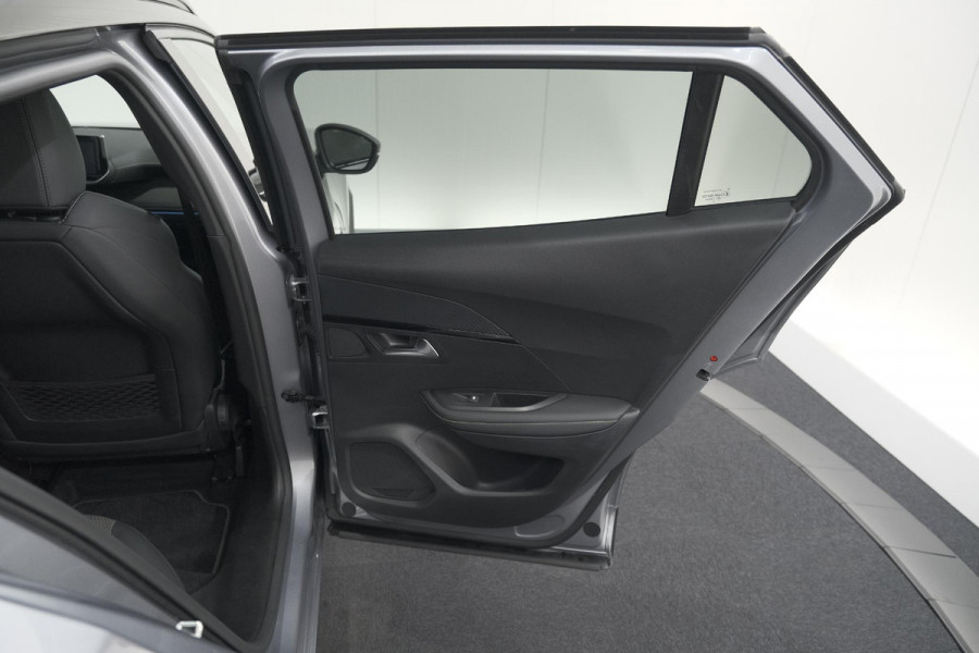 Peugeot e-2008 EV GT 50 kWh | 3 Fase | 360 Camera | Adaptieve Cruise Control | Dodehoekdetectie | SOH=100%