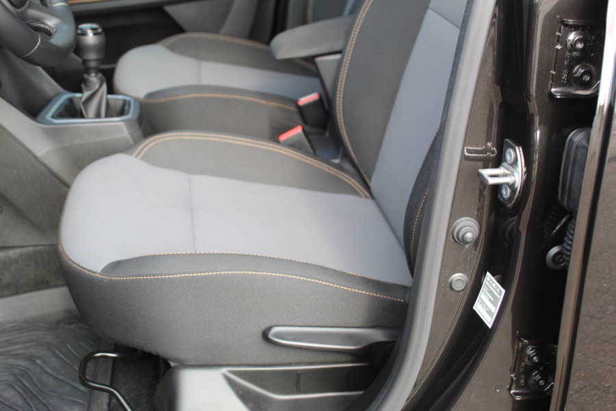 Dacia Jogger 1.0-110pk TCe 110 Extreme+ 7 persoons Zeer nette en erg praktische Dacia ! Autm. airco, metallic lak, stoelverwarming, LM wielen+all season banden, cruise control, pdc v+a, dodehoek assistent, camera, navigatie, telefoonvoorb.,  etc.