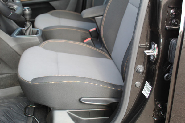 Dacia Jogger 1.0-110pk TCe 110 Extreme+ 7 persoons Zeer nette en erg praktische Dacia ! Autm. airco, metallic lak, stoelverwarming, LM wielen+all season banden, cruise control, pdc v+a, dodehoek assistent, camera, navigatie, telefoonvoorb.,  etc.