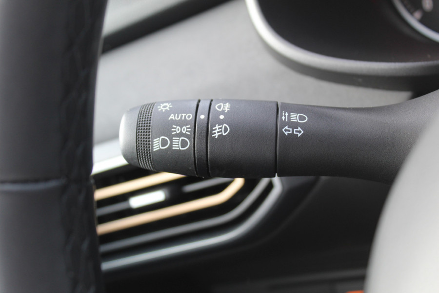 Dacia Jogger 1.0-110pk TCe 110 Extreme+ 7 persoons Zeer nette en erg praktische Dacia ! Autm. airco, metallic lak, stoelverwarming, LM wielen+all season banden, cruise control, pdc v+a, dodehoek assistent, camera, navigatie, telefoonvoorb.,  etc.