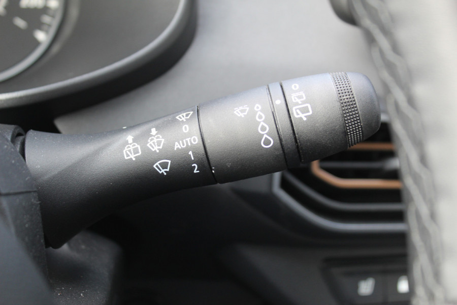 Dacia Jogger 1.0-110pk TCe 110 Extreme+ 7 persoons Zeer nette en erg praktische Dacia ! Autm. airco, metallic lak, stoelverwarming, LM wielen+all season banden, cruise control, pdc v+a, dodehoek assistent, camera, navigatie, telefoonvoorb.,  etc.
