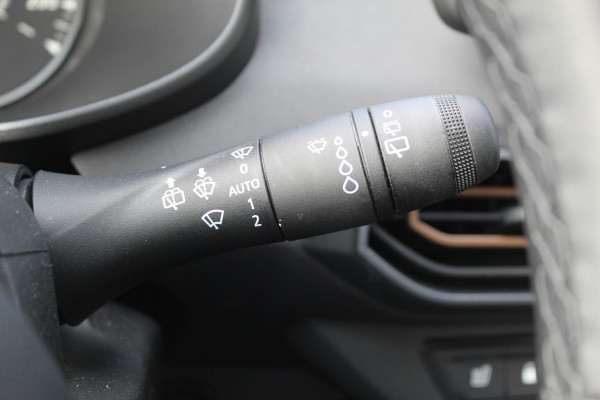 Dacia Jogger 1.0-110pk TCe 110 Extreme+ 7 persoons Zeer nette en erg praktische Dacia ! Autm. airco, metallic lak, stoelverwarming, LM wielen+all season banden, cruise control, pdc v+a, dodehoek assistent, camera, navigatie, telefoonvoorb.,  etc.