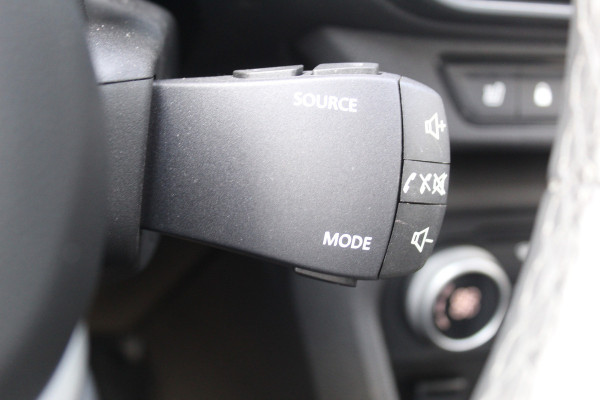 Dacia Jogger 1.0-110pk TCe 110 Extreme+ 7 persoons Zeer nette en erg praktische Dacia ! Autm. airco, metallic lak, stoelverwarming, LM wielen+all season banden, cruise control, pdc v+a, dodehoek assistent, camera, navigatie, telefoonvoorb.,  etc.