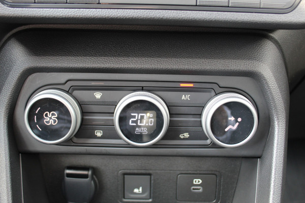 Dacia Jogger 1.0-110pk TCe 110 Extreme+ 7 persoons Zeer nette en erg praktische Dacia ! Autm. airco, metallic lak, stoelverwarming, LM wielen+all season banden, cruise control, pdc v+a, dodehoek assistent, camera, navigatie, telefoonvoorb.,  etc.