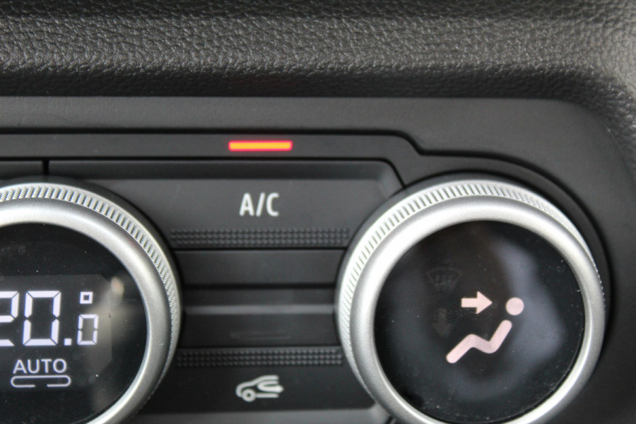 Dacia Jogger 1.0-110pk TCe 110 Extreme+ 7 persoons Zeer nette en erg praktische Dacia ! Autm. airco, metallic lak, stoelverwarming, LM wielen+all season banden, cruise control, pdc v+a, dodehoek assistent, camera, navigatie, telefoonvoorb.,  etc.