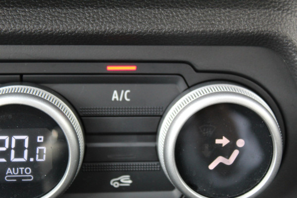 Dacia Jogger 1.0-110pk TCe 110 Extreme+ 7 persoons Zeer nette en erg praktische Dacia ! Autm. airco, metallic lak, stoelverwarming, LM wielen+all season banden, cruise control, pdc v+a, dodehoek assistent, camera, navigatie, telefoonvoorb.,  etc.