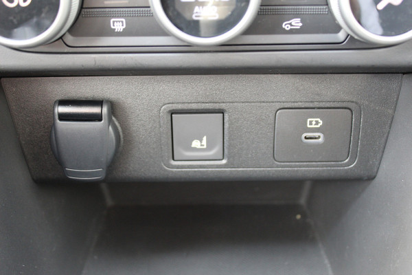 Dacia Jogger 1.0-110pk TCe 110 Extreme+ 7 persoons Zeer nette en erg praktische Dacia ! Autm. airco, metallic lak, stoelverwarming, LM wielen+all season banden, cruise control, pdc v+a, dodehoek assistent, camera, navigatie, telefoonvoorb.,  etc.